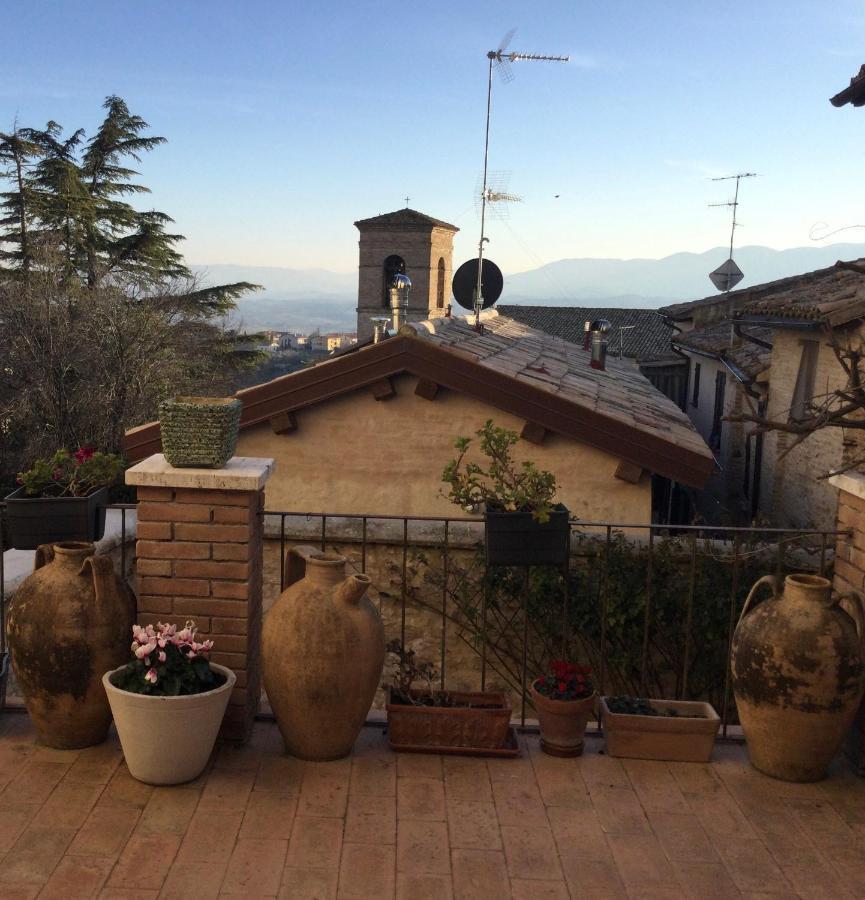 L'Angolo Di Zia Anna Montefalco Luaran gambar